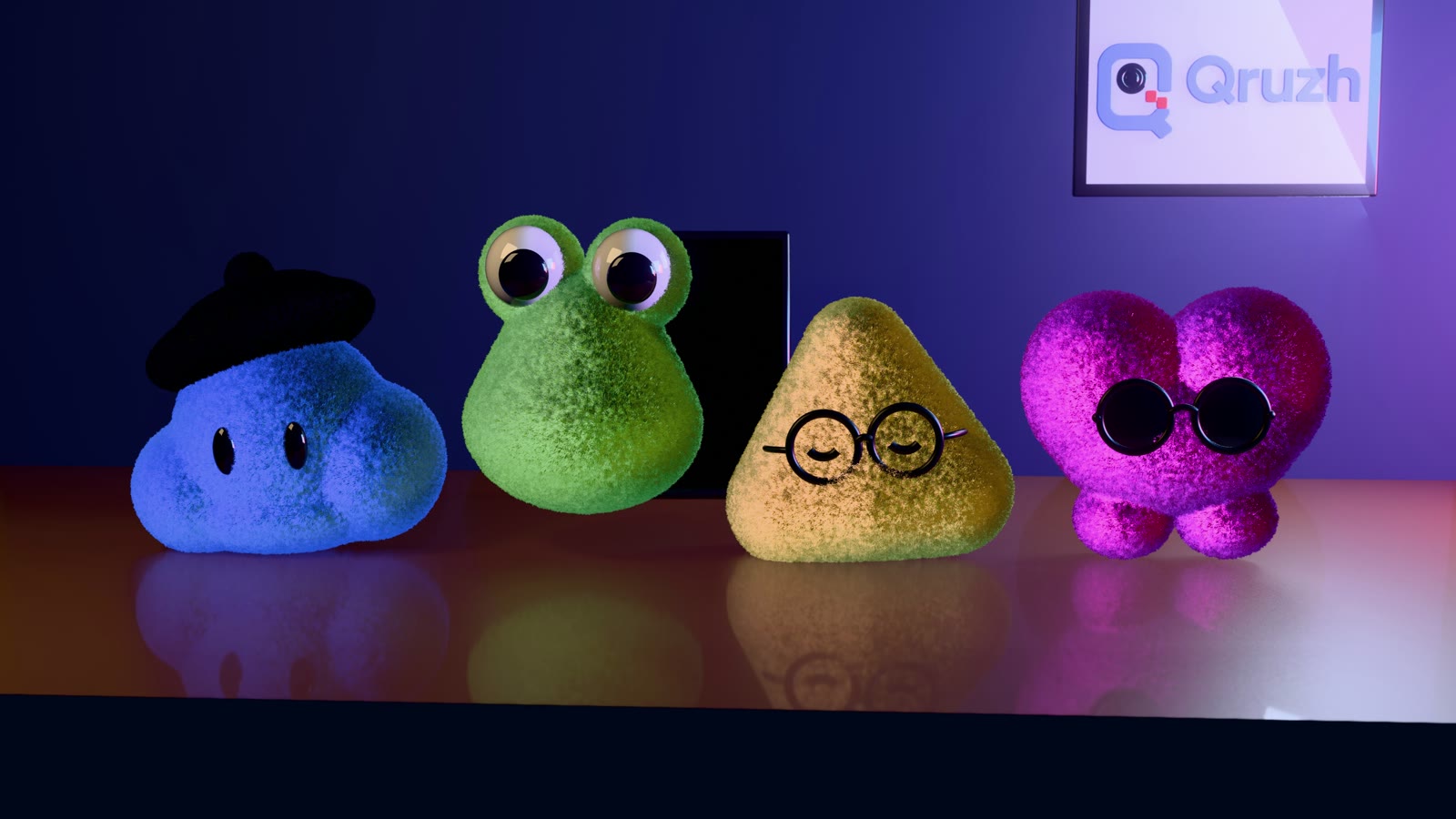 Cuatro personajes de peluche azul, verde, amarillo y rosa sobre una mesa con el letrero de QRUZH